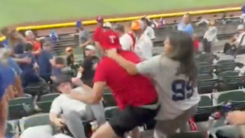 لقطات صادمة من المدرجات الأمريكية توثق معركة جماهيرية عنيفة خلال مباراة “يانكيز” و”رينجرز”(فيديوهات)