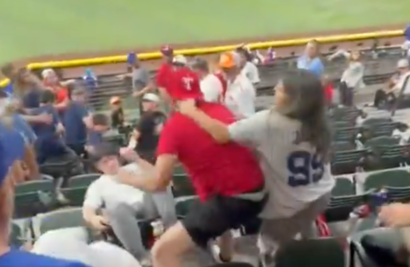 لقطات صادمة من المدرجات الأمريكية توثق معركة جماهيرية عنيفة خلال مباراة “يانكيز” و”رينجرز”(فيديوهات)