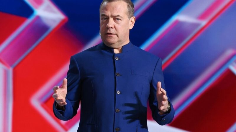 مدفيديف: أوروبا يقودها حمقى يتحدثون عن “حتمية الحرب مع روسيا” وسيناريو الكارثة النووية وارد