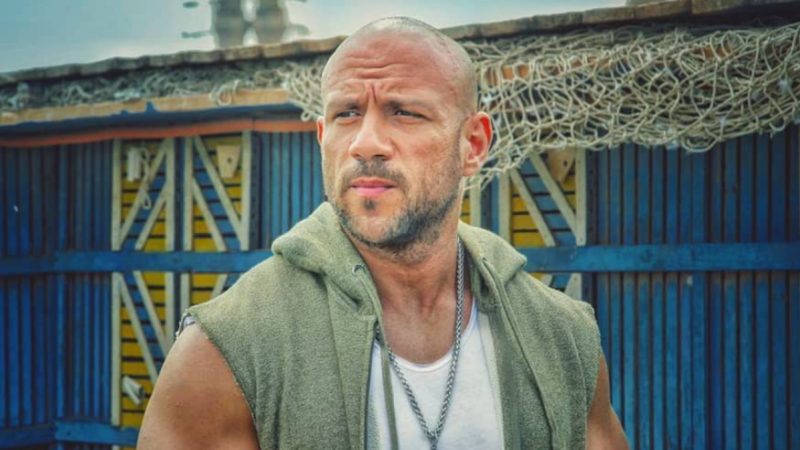 مرفقة بصورته.. رسالة حب من طليقة أحمد مكي تشعل جدلاً