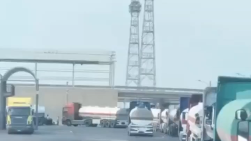 العراق يعلن تصدير أول شحنة نفط خام بالصهاريج عبر منفذ ربيعة البري الحدودي مع سوريا (فيديو)