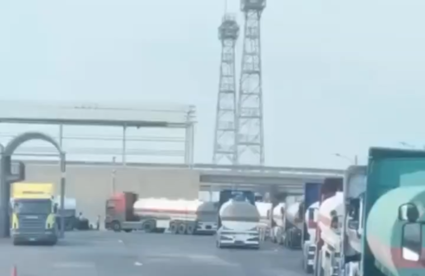 العراق يعلن تصدير أول شحنة نفط خام بالصهاريج عبر منفذ ربيعة البري الحدودي مع سوريا (فيديو)