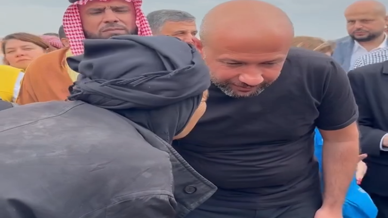 فيديو لوزير سوري يقبل يد سيدة مسنة يثير تفاعلا على مواقع التواصل