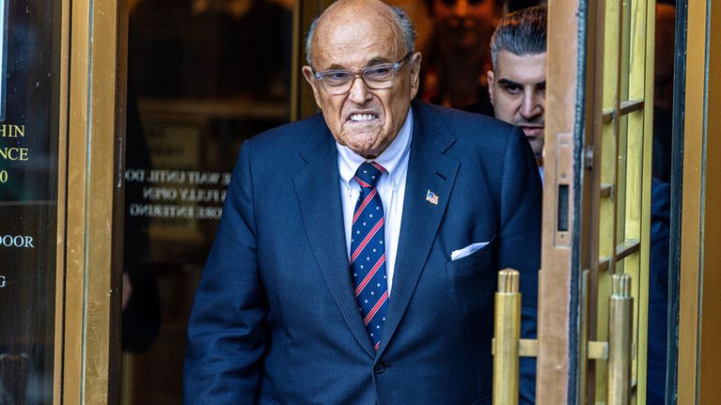 نقل عمدة نيويورك السابق رودي جولياني إلى المستشفى في حالة حرجة