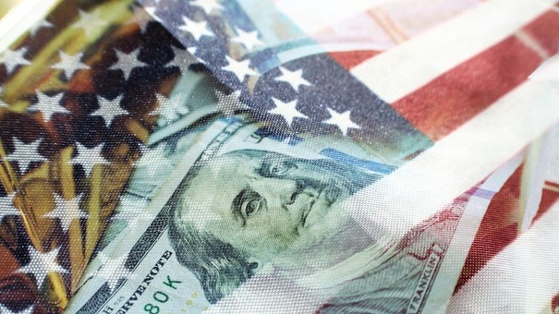 الدين الوطني الأمريكي يتجاوز 100% من الناتج المحلي الإجمالي: تحذيرات من “مسار قاتم”