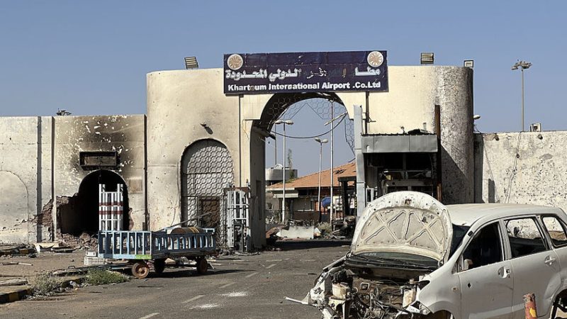 واشنطن تحذر مواطنيها في السودان بعد الهجوم على مطار الخرطوم: لا تغادروا ملاجئكم!