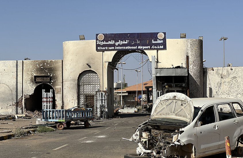 واشنطن تحذر مواطنيها في السودان بعد الهجوم على مطار الخرطوم: لا تغادروا ملاجئكم!
