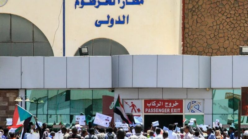 مصر تدين استهداف مطار الخرطوم الدولي