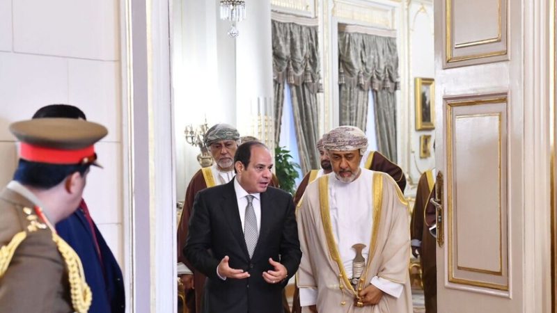 هيثم بن طارق يستقبل السيسي في مسقط