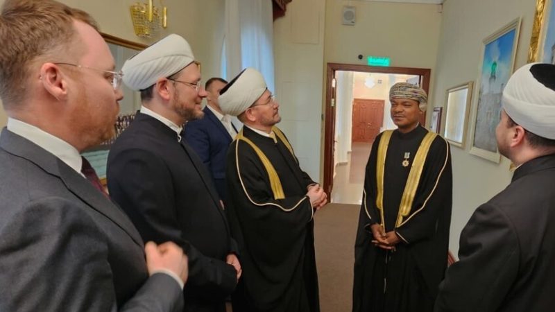 الادارة الدينية لمسلمي روسيا تمنح السفير العماني وسام الفخر