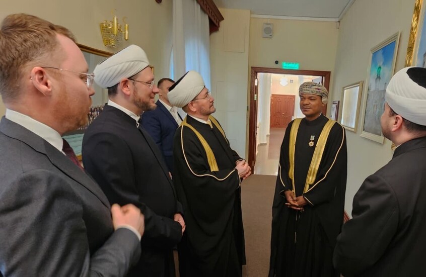 الادارة الدينية لمسلمي روسيا تمنح السفير العماني وسام الفخر