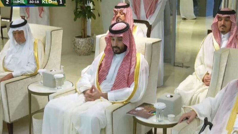 تفاعل الجماهير مع ظهور ولي العهد السعودي على الشاشة.. ورد فعل الأمير محمد بن سلمان (فيديو)