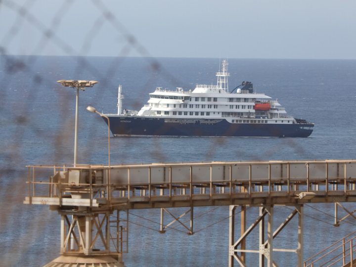 رئيس منظمة الصحة العالمية يصل إلى جزر الكناري للإشراف على إجلاء الركاب من سفينة “هونديوس”