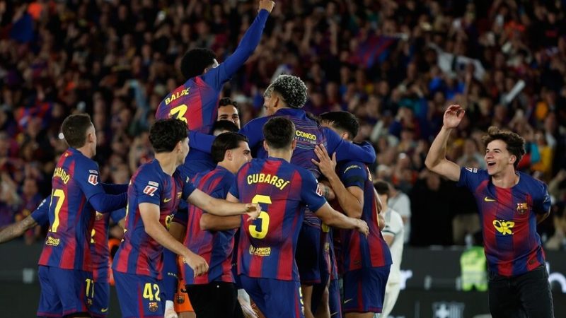 برشلونة يهزم ريال مدريد في “الكلاسيكو” ويحسم لقب الدوري (فيديو)