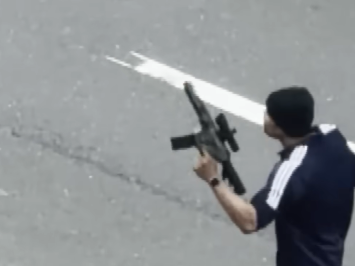 هجوم جنوني بالرصاص يعيد الجدل حول حكم قضائي مخفف ضد مجرم أمريكي (فيديو)