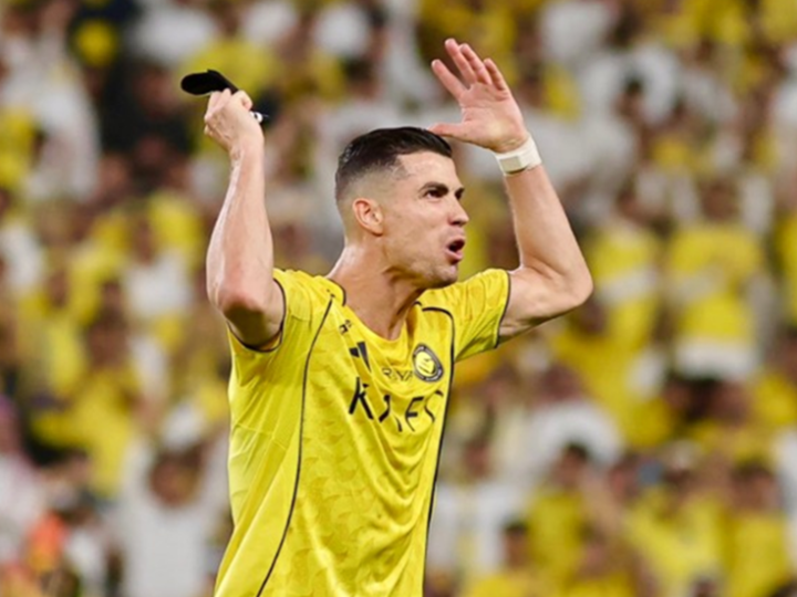 صدمة وابتسامة ساخرة.. رد فعل رونالدو بعد هدف الهلال “القاتل” في شباك النصر