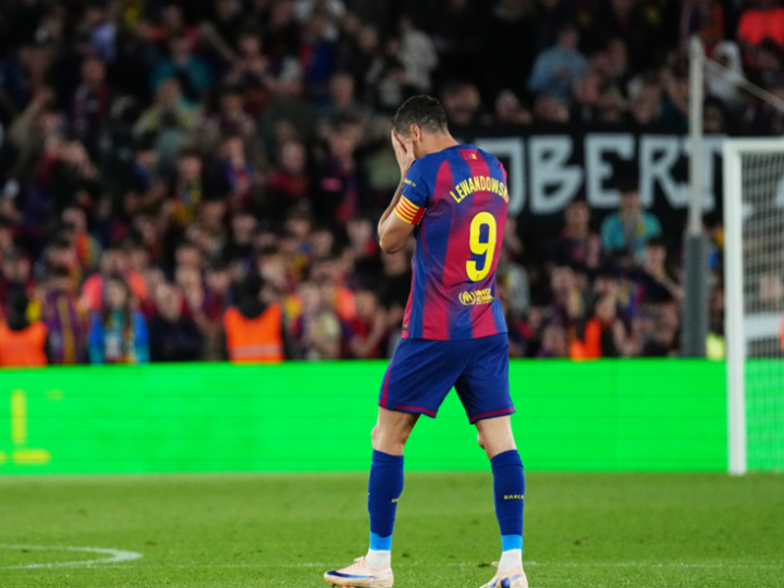 برشلونة يقسو على بيتيس بثلاثية وليفاندوفسكي يغادر الملعب باكيا