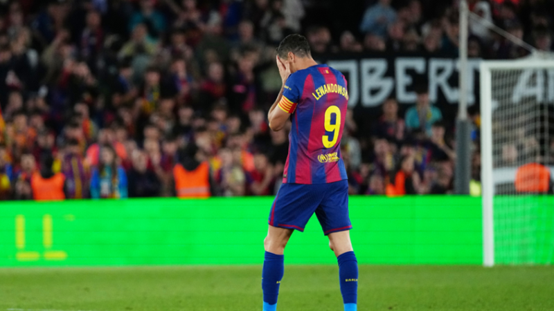 برشلونة يقسو على بيتيس بثلاثية وليفاندوفسكي يغادر الملعب باكيا
