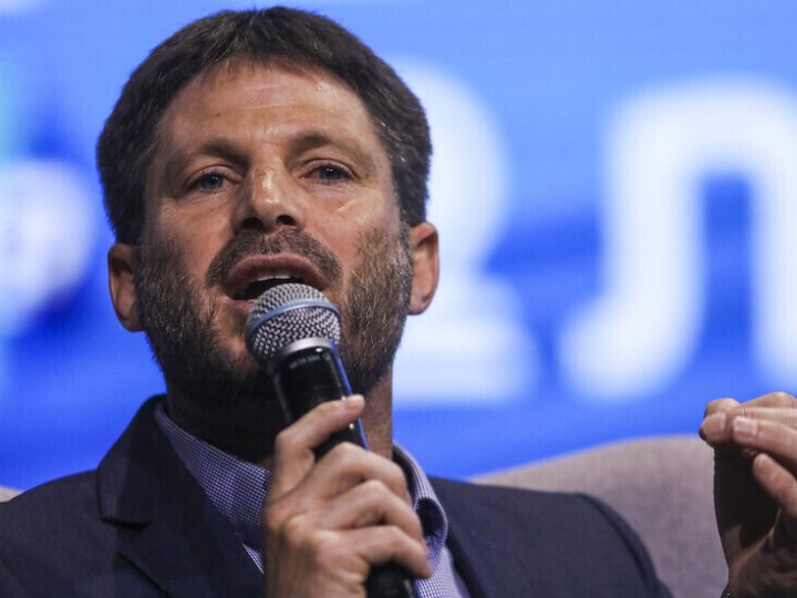 سموتريتش يهدد ويتوعد السلطة الفلسطينية بحرب ضروس تبدأ من “خان الأحمر”