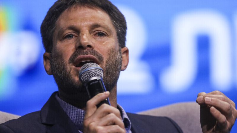 سموتريتش يهدد ويتوعد السلطة الفلسطينية بحرب ضروس تبدأ من “خان الأحمر”
