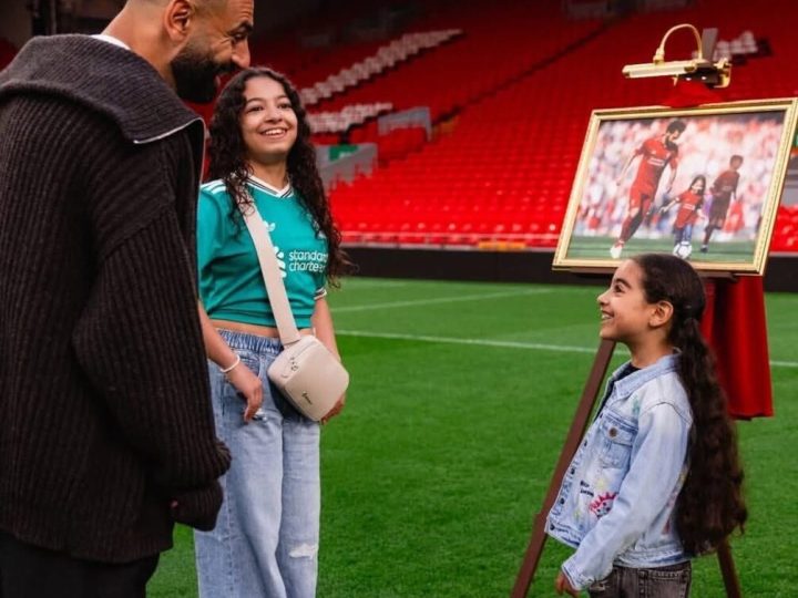 للمرة الأخيرة.. محمد صلاح يصطحب ابنتيه في جولة “بأنفليد” بوداع صامت (صور)