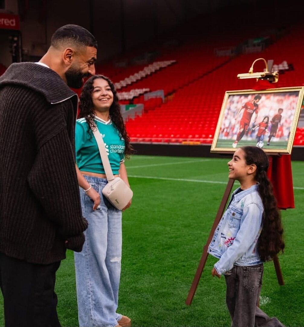 للمرة الأخيرة.. محمد صلاح يصطحب ابنتيه في جولة “بأنفليد” بوداع صامت (صور)