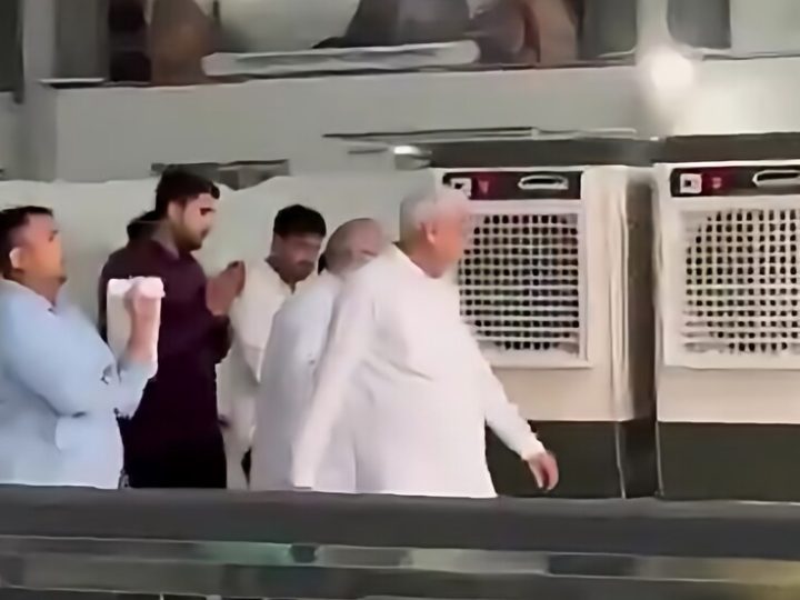 المُريد والمكيف المتنقل.. ضجة على السوشيال ميديا بعد فيديو لرجل دين هندي داخل معبد