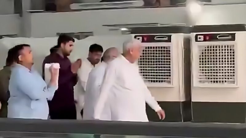 المُريد والمكيف المتنقل.. ضجة على السوشيال ميديا بعد فيديو لرجل دين هندي داخل معبد