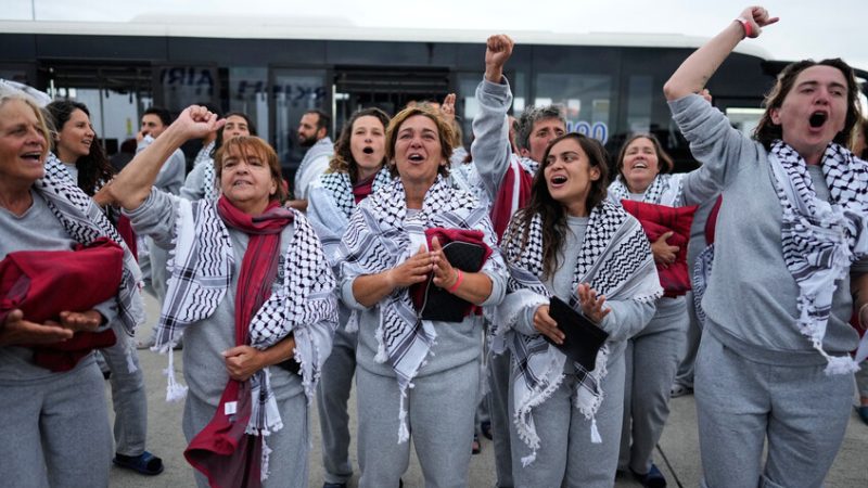 تركيا تعلن اكتمال إجلاء 422 متطوعا بـ”أسطول الصمود” من إسرائيل