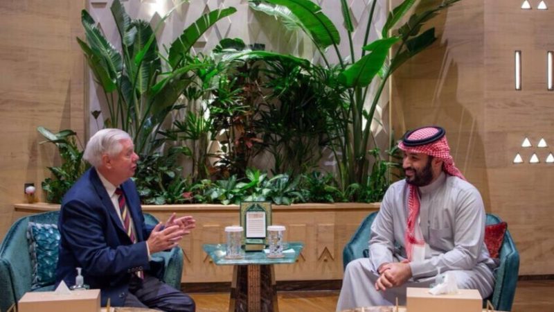 ليندسي غراهام: السعودية ستواجه عواقب وخيمة إذا لم تنضم إلى اتفاقيات أبراهام مع إسرائيل