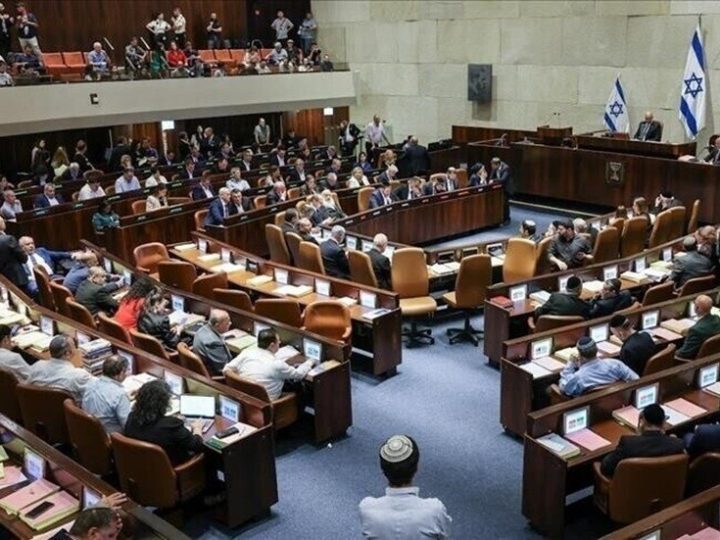 مقربون من نتنياهو يدفعون لحظر ” القائمة العربية الموحدة” من الانتخابات