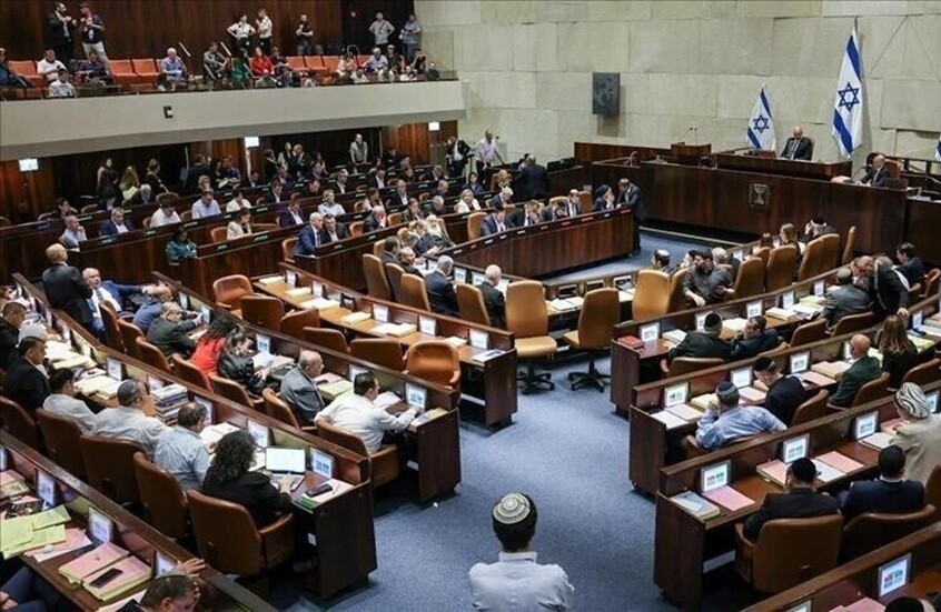 مقربون من نتنياهو يدفعون لحظر ” القائمة العربية الموحدة” من الانتخابات
