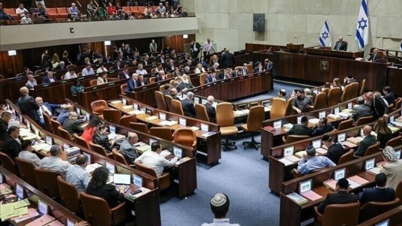 مقربون من نتنياهو يدفعون لحظر ” القائمة العربية الموحدة” من الانتخابات