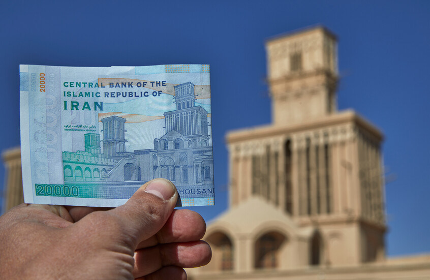 رئيس المركزي الإيراني يزور قطر لبحث الإفراج عن الأصول المجمدة