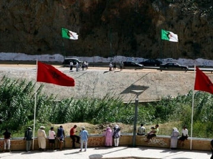الجزائر تسلم الرباط 21 مواطنا مغربيا