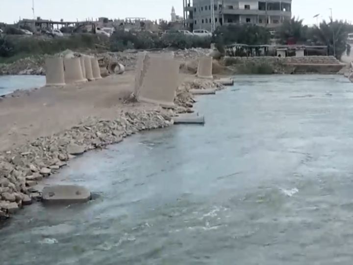سوريا.. انهيار جسر على نهر الفرات بعد فشل جهود تدعيمه بسبب غزارة تدفق المياه (صور+فيديو)