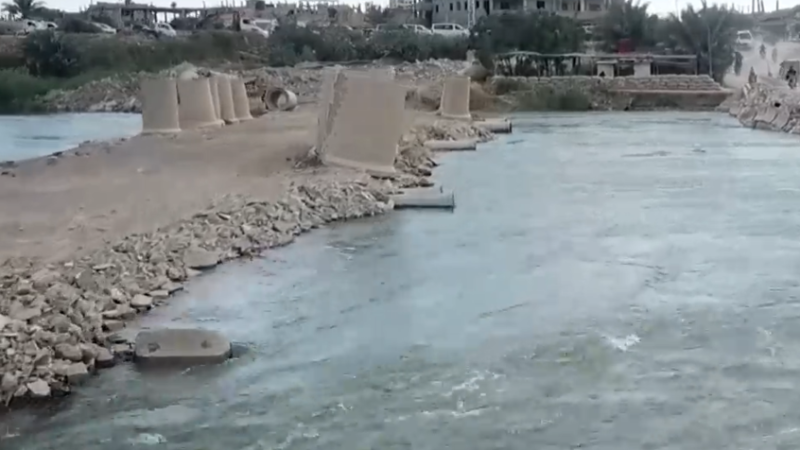 سوريا.. انهيار جسر على نهر الفرات بعد فشل جهود تدعيمه بسبب غزارة تدفق المياه (صور+فيديو)