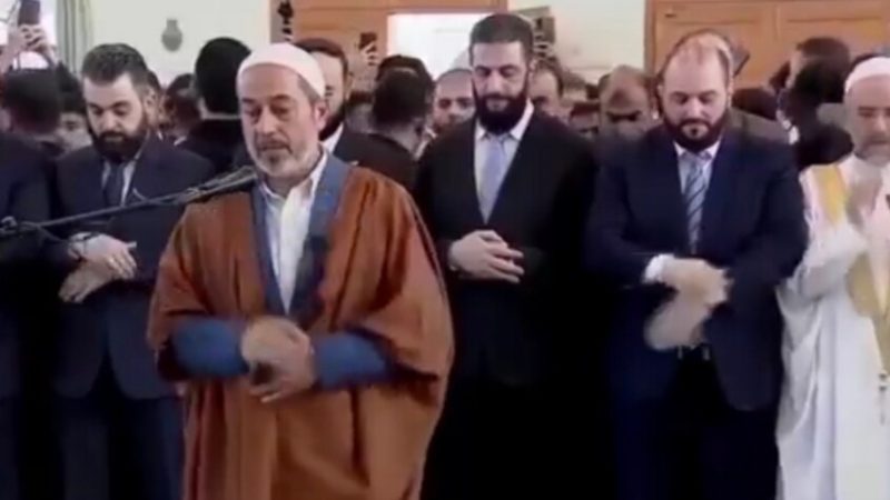 الرئيس السوري يؤدي صلاة عيد الأضحى في مسجد عبد الله بن عباس بمدينة حلب (فيديو)