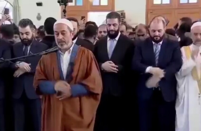 الرئيس السوري يؤدي صلاة عيد الأضحى في مسجد عبد الله بن عباس بمدينة حلب (فيديو)