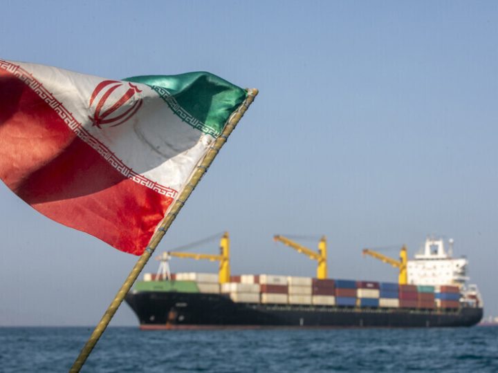 إيران وسلطنة عمان تبحثان آلية جديدة لعبور مضيق هرمز