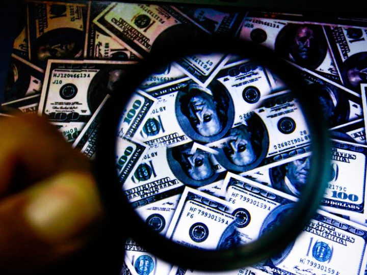 بيسنت يدافع عن اقتراح وضع صورة ترامب على ورقة نقدية خاصة من فئة 250 دولارا