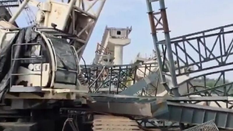 قتلى وجرحى جراء انهيار جزء من جسر في الهند (فيديو)