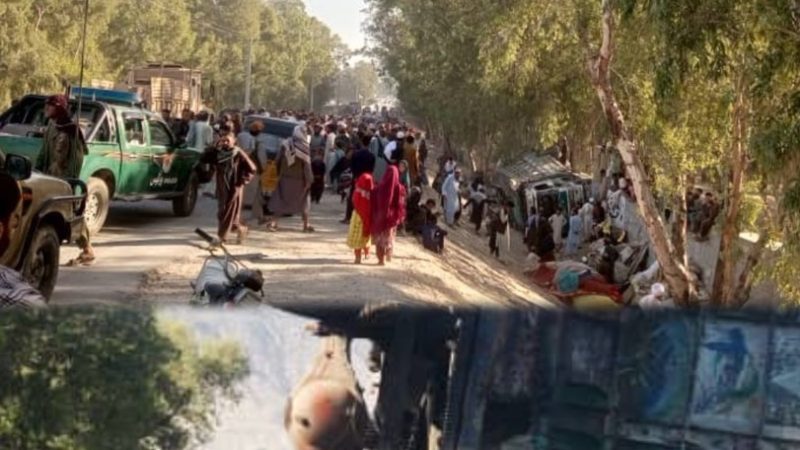 مصرع 18 شخصا وإصابة 29 إثر انقلاب مركبة لاجئين شرق أفغانستان (فيديو)