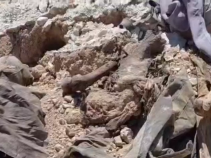 سوريا.. سيول الأمطار تكشف مقبرة جماعية قرب مدينة قارة بريف دمشق (فيديو)
