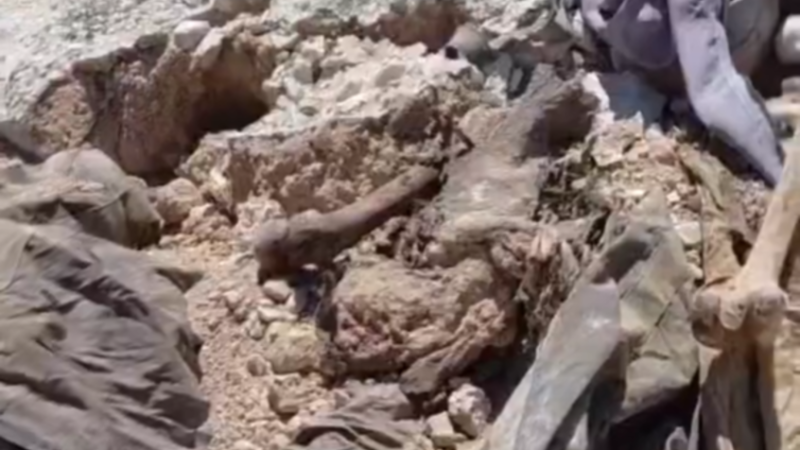 سوريا.. سيول الأمطار تكشف مقبرة جماعية قرب مدينة قارة بريف دمشق (فيديو)