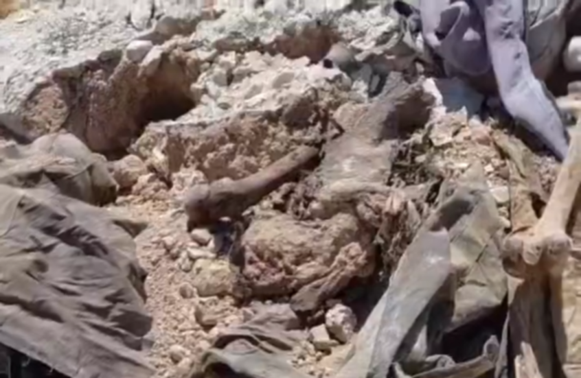 سوريا.. سيول الأمطار تكشف مقبرة جماعية قرب مدينة قارة بريف دمشق (فيديو)