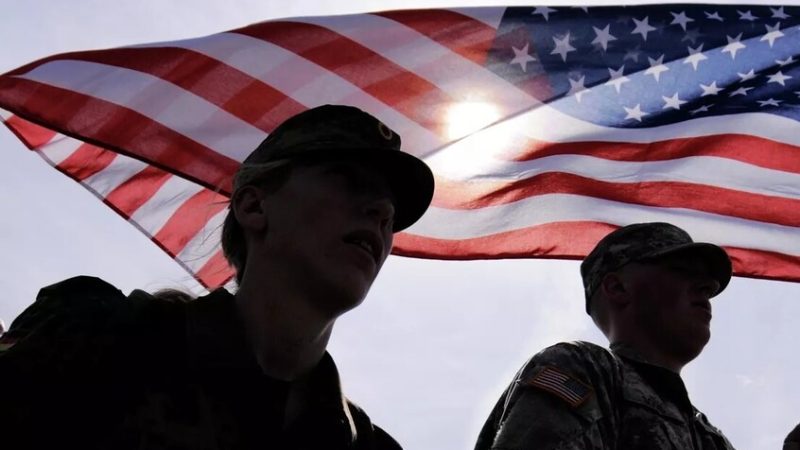 البحرية الأمريكية تعطل سفينة تجارية متجهة إلى ميناء إيراني في خليج عمان