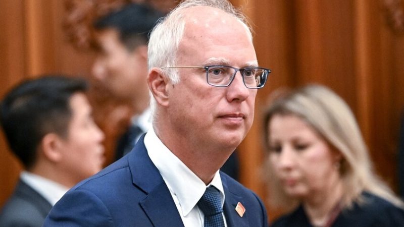دميترييف: فوضى باريس دليل جديد على فشل المنظومة الأوروبية في إدارة ملف الهجرة