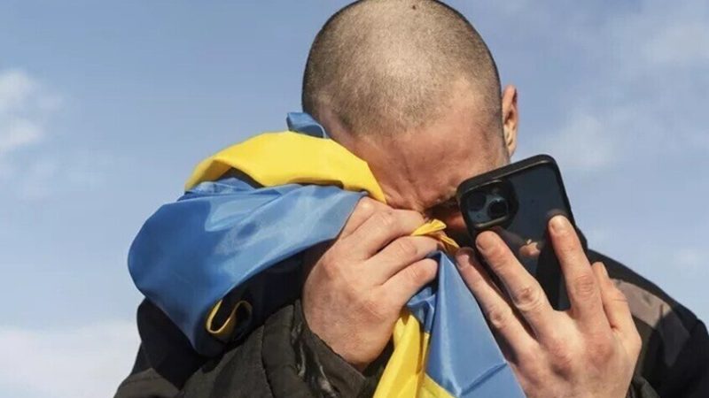 السكرتيرة الصحفية السابقة لزيلينسكي تشير إلى وضع يائس وصل إليه الأوكرانيون بسبب الحرب