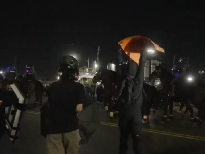 أمريكا.. فرض حظر تجوال حول مركز “ديلاني هول” لاحتجاز المهاجرين عقب اشتباكات عنيفة (صور + فيديو)